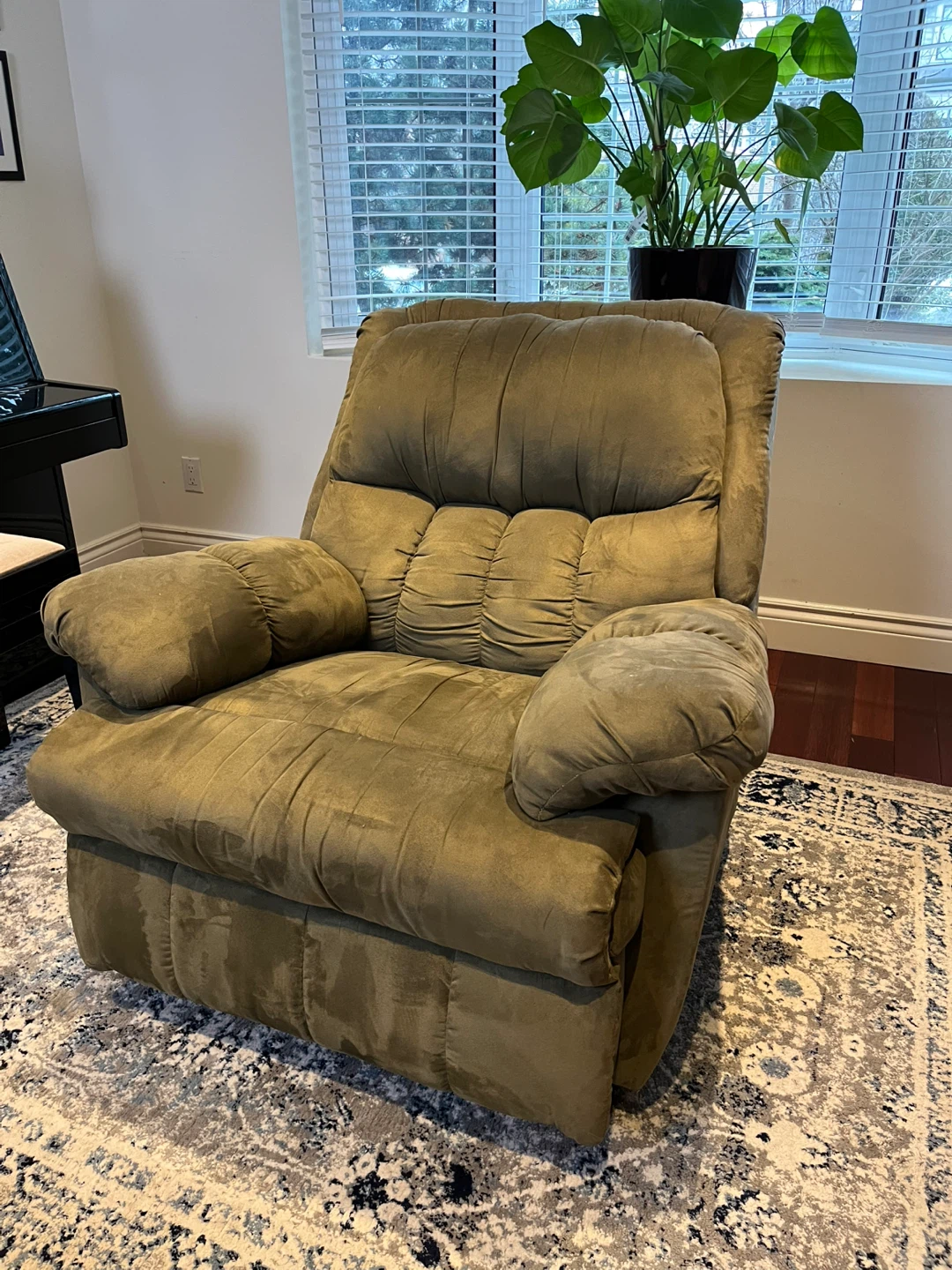 Comfortable Green Recliner - photo 3