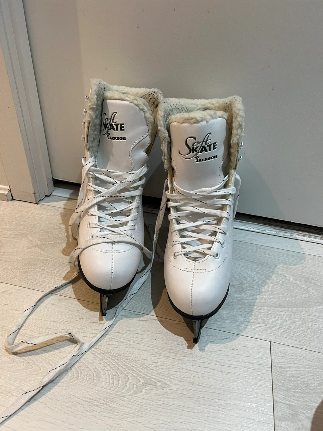 Jackson Soft white figure Skates - size 8