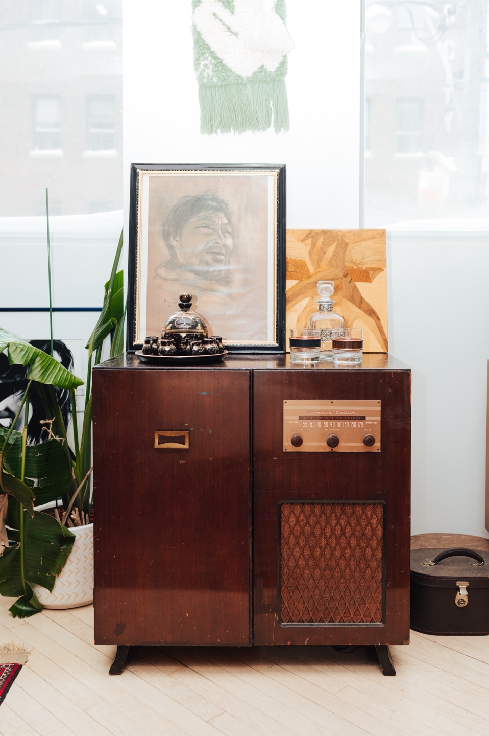 MCM Vintage Radio Bar Cabinet — Working AM Radio - photo 2