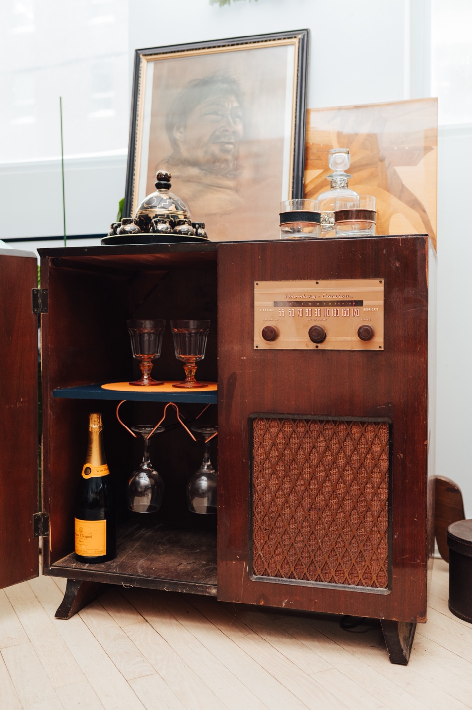 MCM Vintage Radio Bar Cabinet — Working AM Radio - photo 4