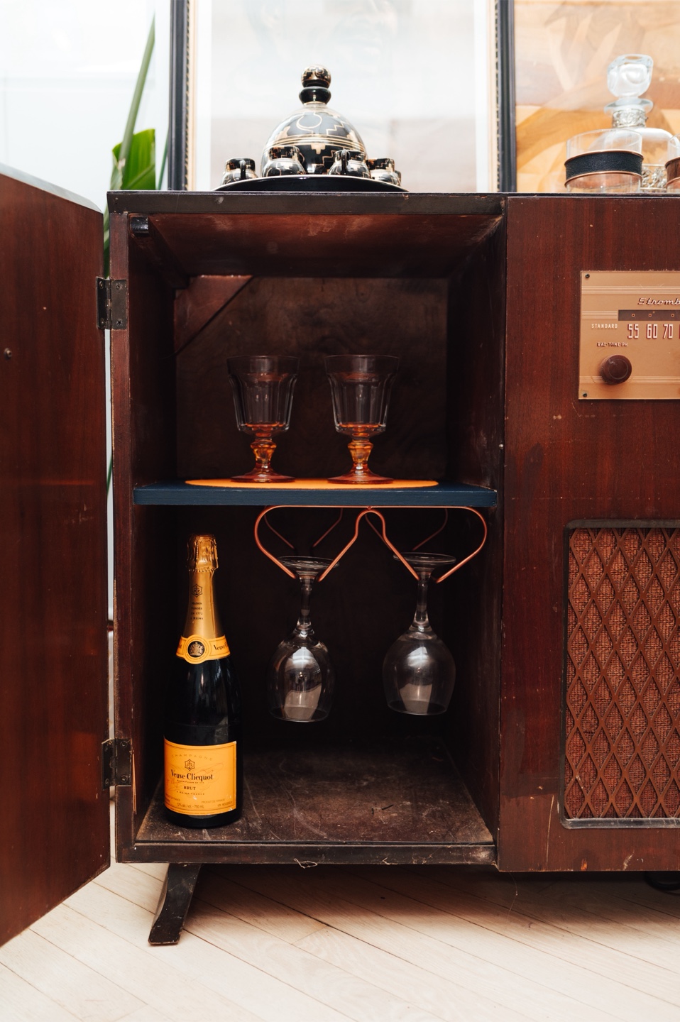 MCM Vintage Radio Bar Cabinet — Working AM Radio - photo 3