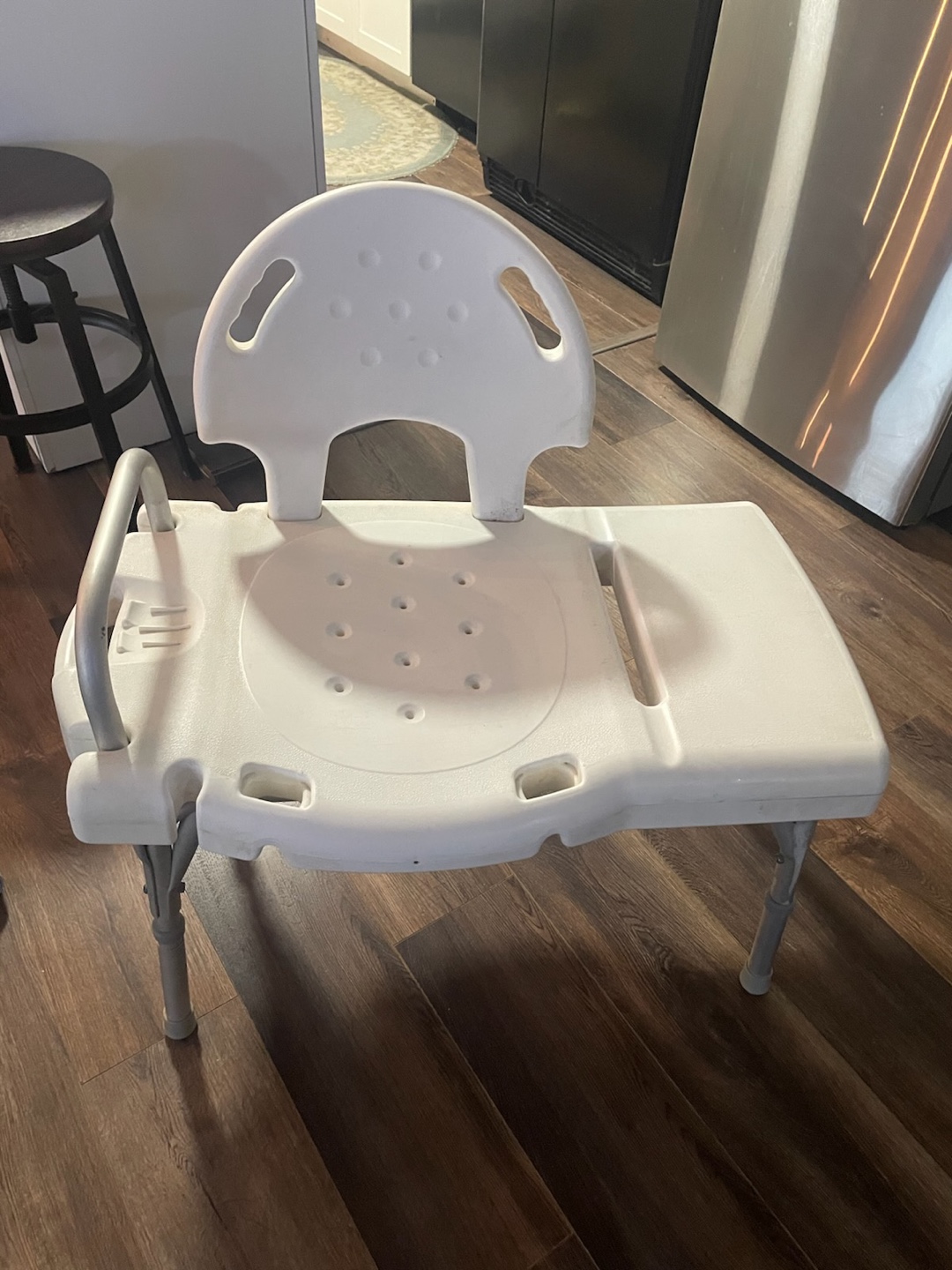 🥕White Adjustable Bath and Shower Chair