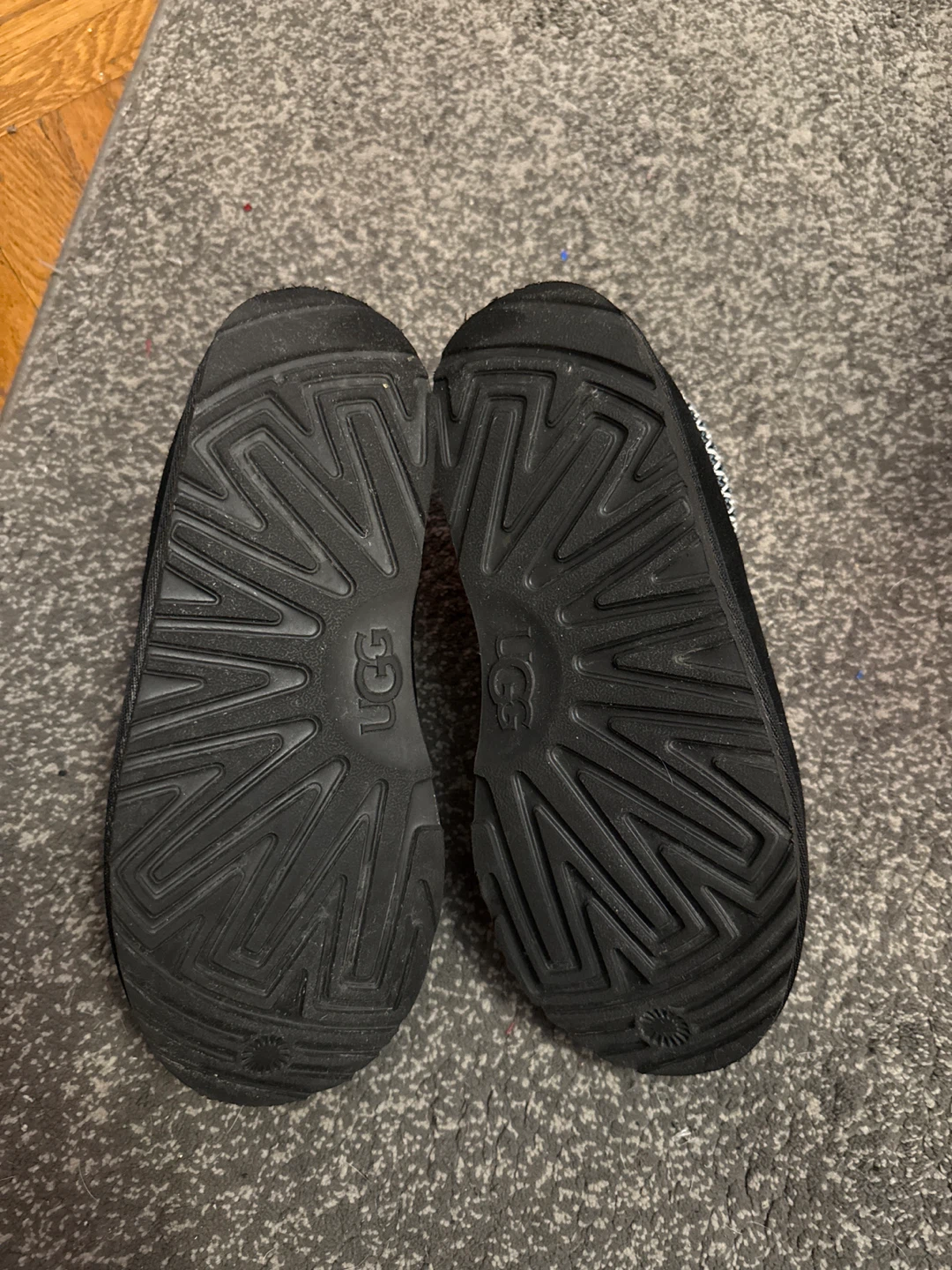 UGG Black Slippers Size 6 - photo 2