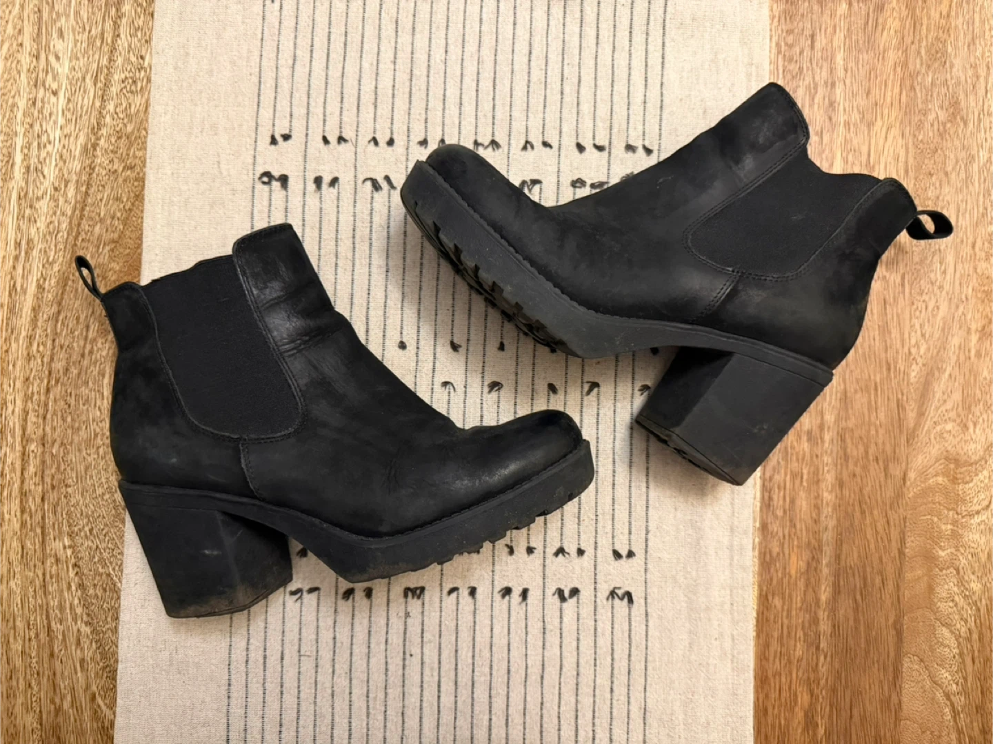 🥕Black Leather Chelsea Boots - Size 7.5