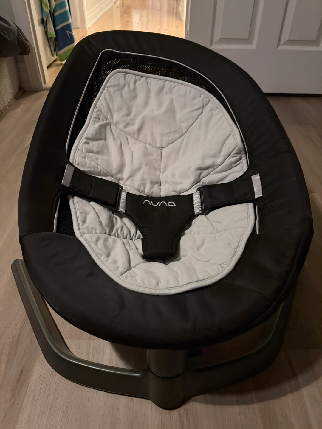 Nuna Leaf Baby Swing - Black/Grey