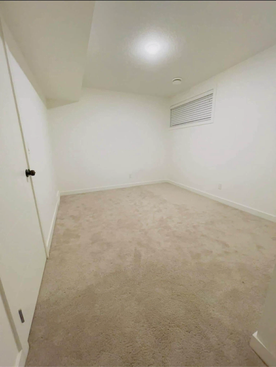 1 bedroom besement suite - photo 2