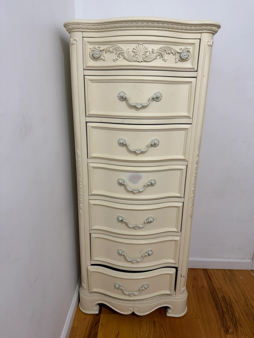 Antique White 7-Drawer Dresser