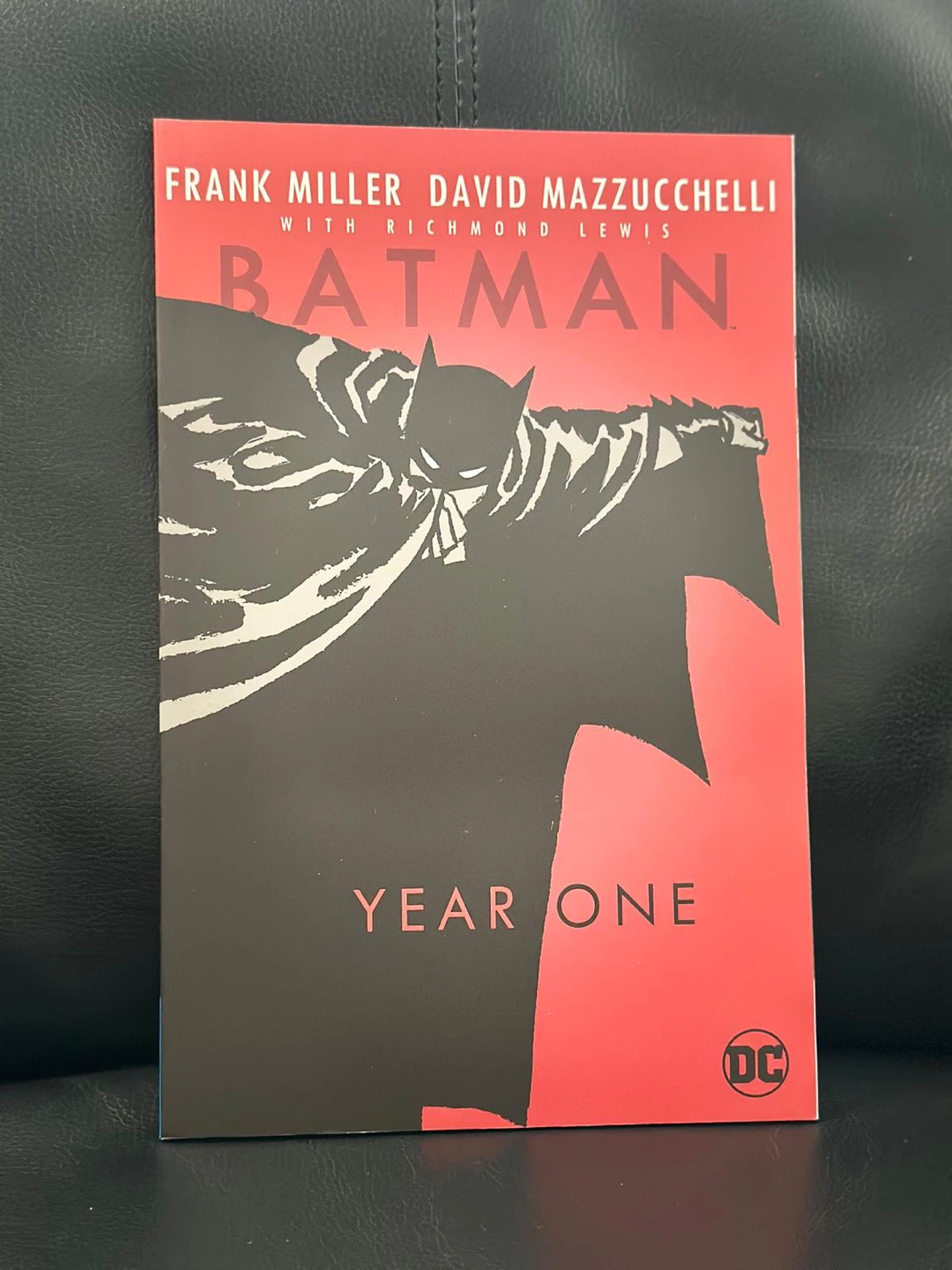 Batman Year One & Hush Graphic Novels - photo 3