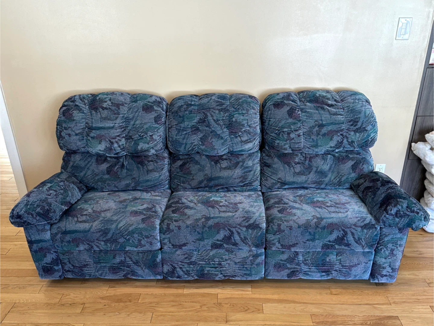 Pristine Elran Recliner Sofa with Center Storage (CAN DELIVER)