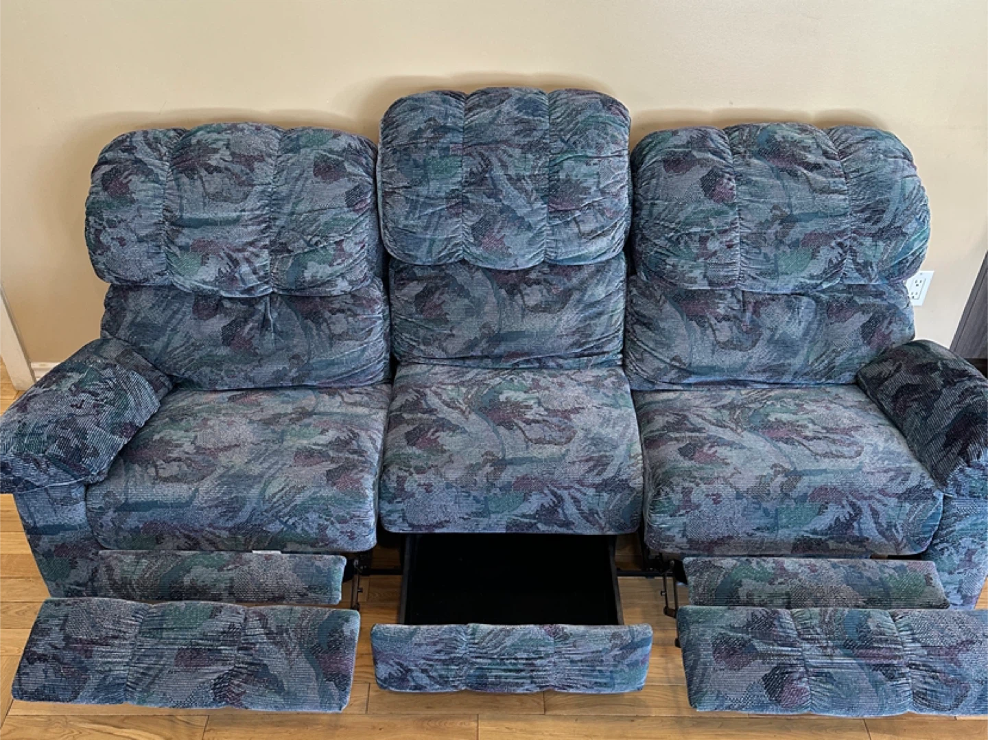 Pristine Elran Recliner Sofa with Center Storage (CAN DELIVER) - photo 5
