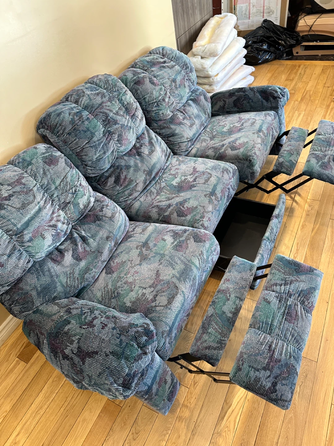 Pristine Elran Recliner Sofa with Center Storage (CAN DELIVER) - photo 4