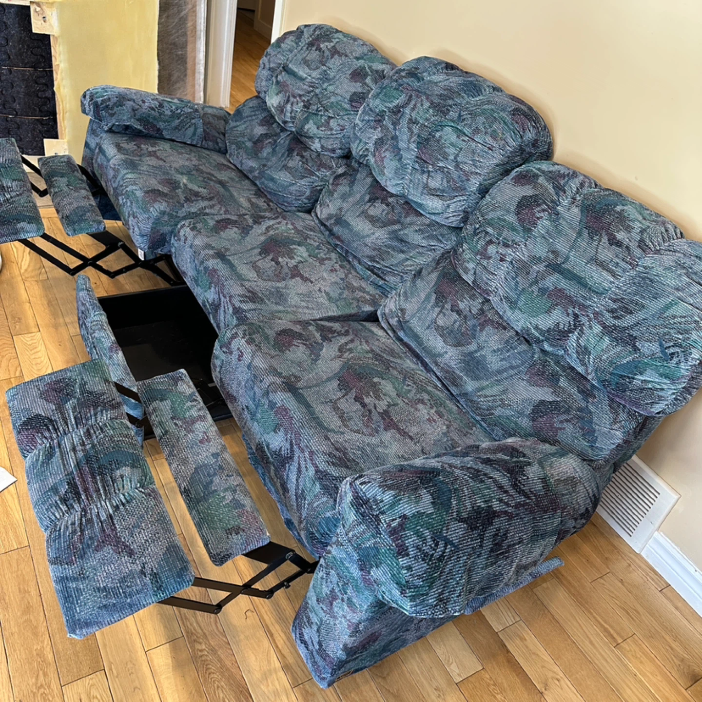 Pristine Elran Recliner Sofa with Center Storage (CAN DELIVER) - photo 3