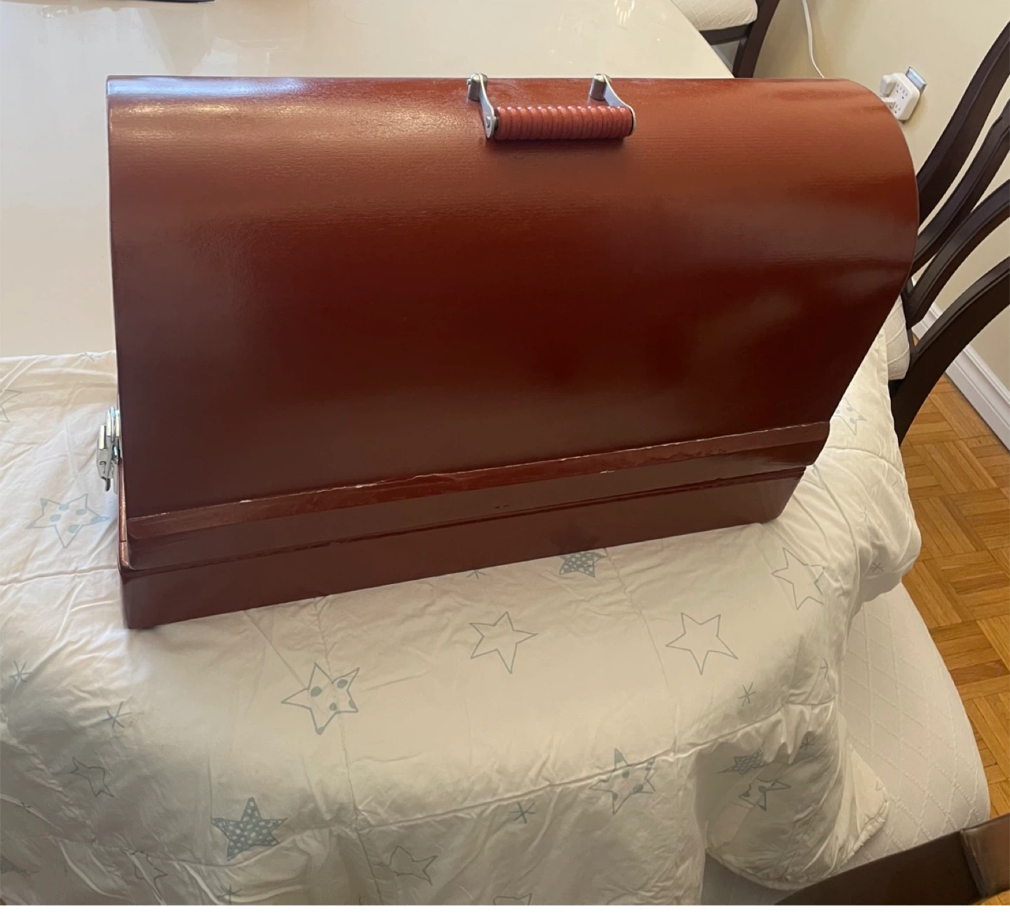 Vintage Beyond Sewing Machine with Case - photo 2