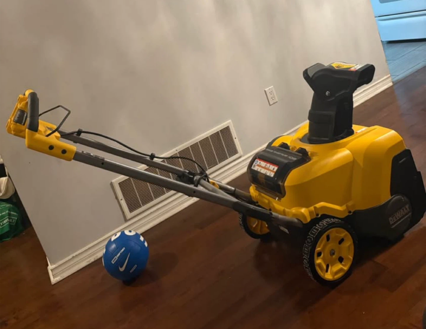 DeWalt Cordless Snow Shovel - photo 2