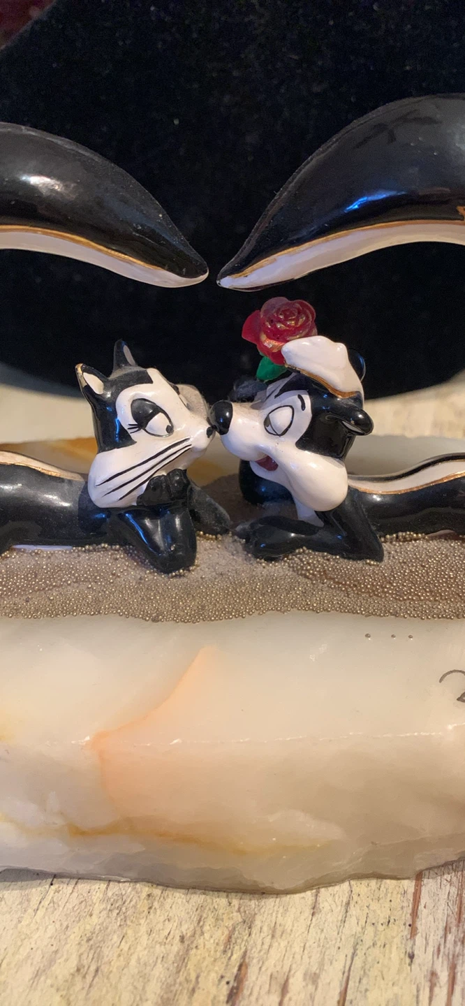Looney Tunes Essence of Love Figurine - photo 2