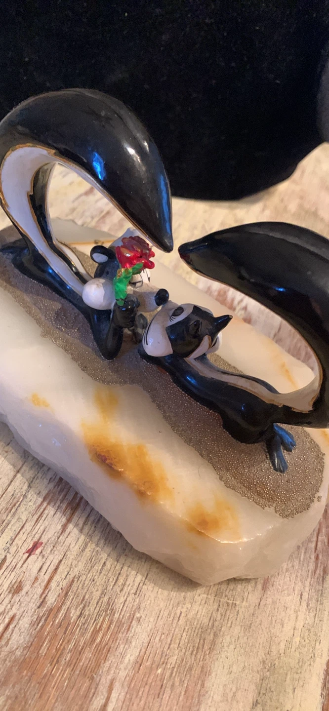 Looney Tunes Essence of Love Figurine - photo 4
