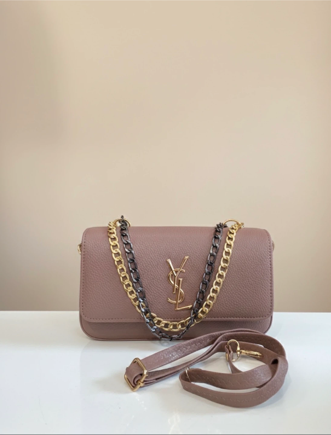 Shoulder bag in grained leather