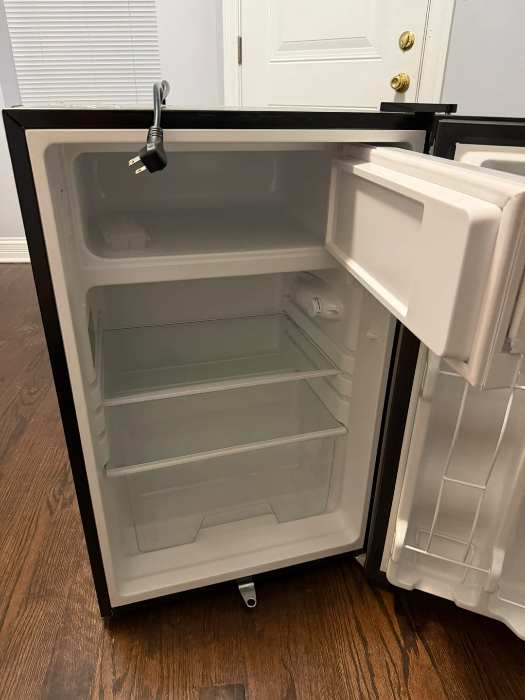Frigidaire Mini Fridge - photo 4
