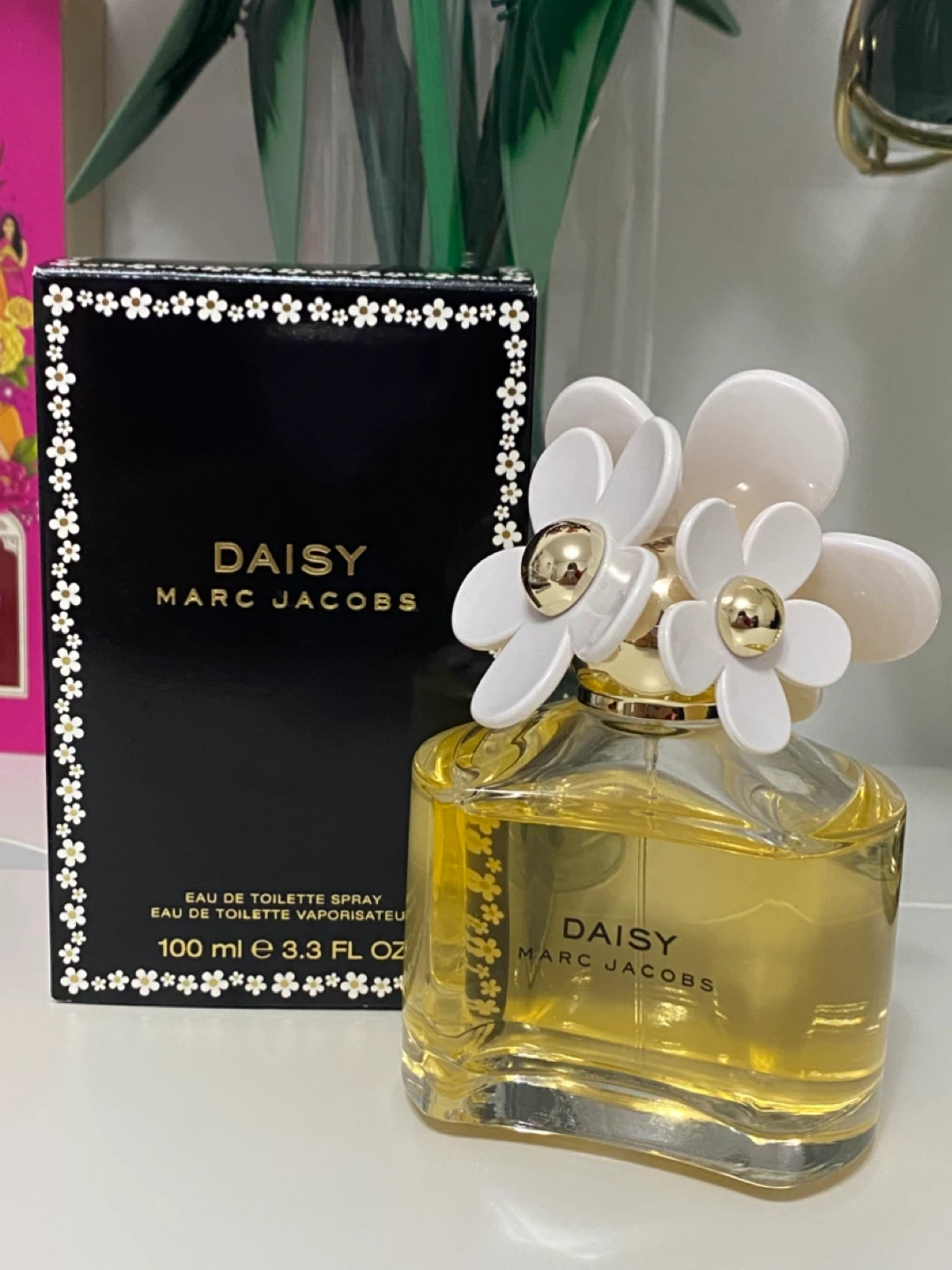 Marc Jacobs Daisy EDT with White Florals & Sandalwood