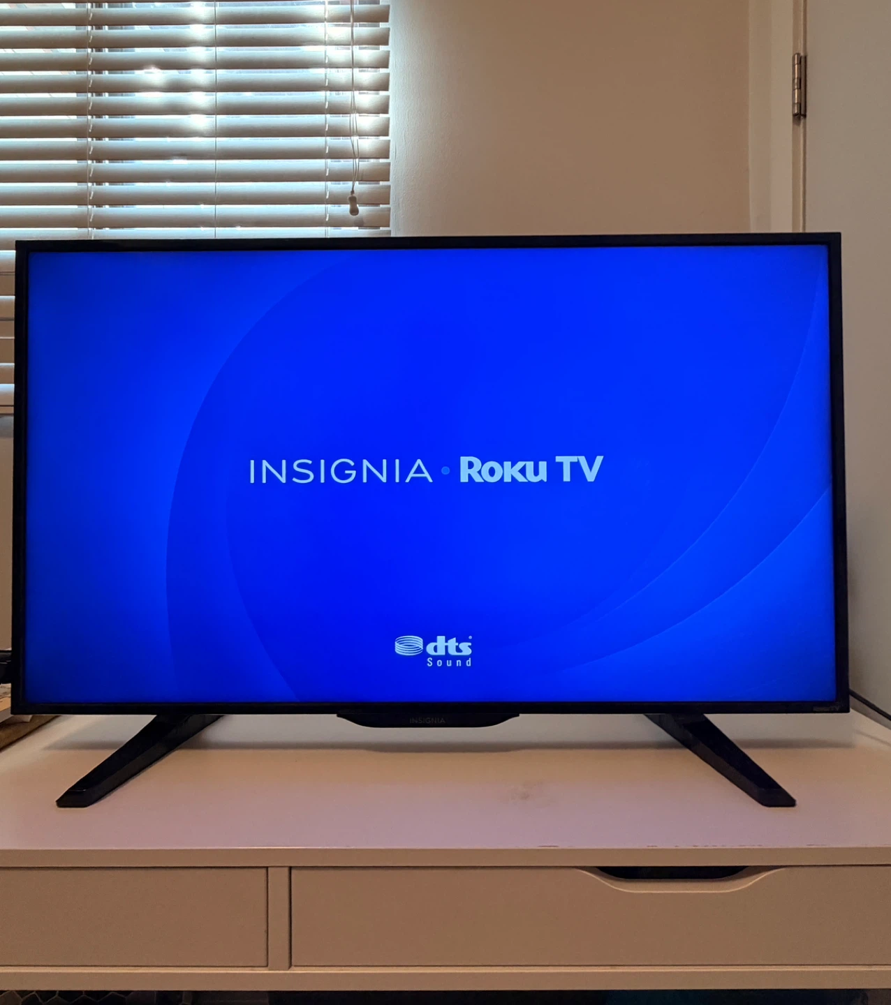 Insignia 40 inch Roku TV - photo 2