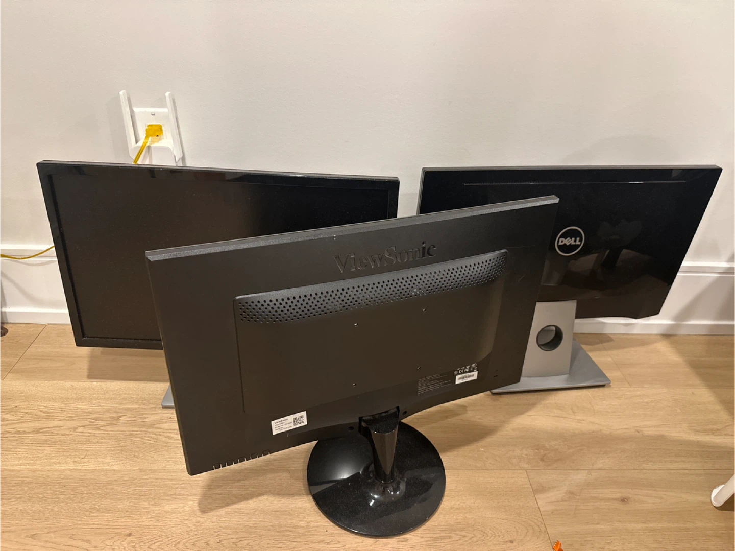 4 Screens (Toshiba, ViewSonic & Dell) - photo 3
