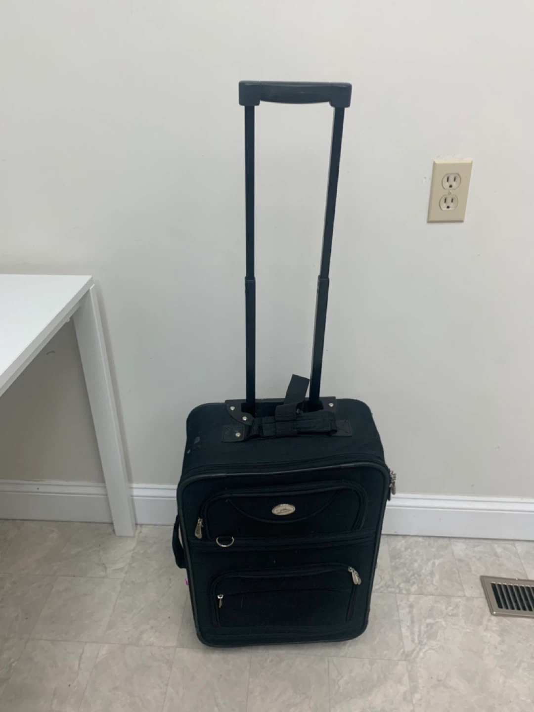 Carry On Luggage / Bag - Black Rolling Carry-On Suitcase - photo 3