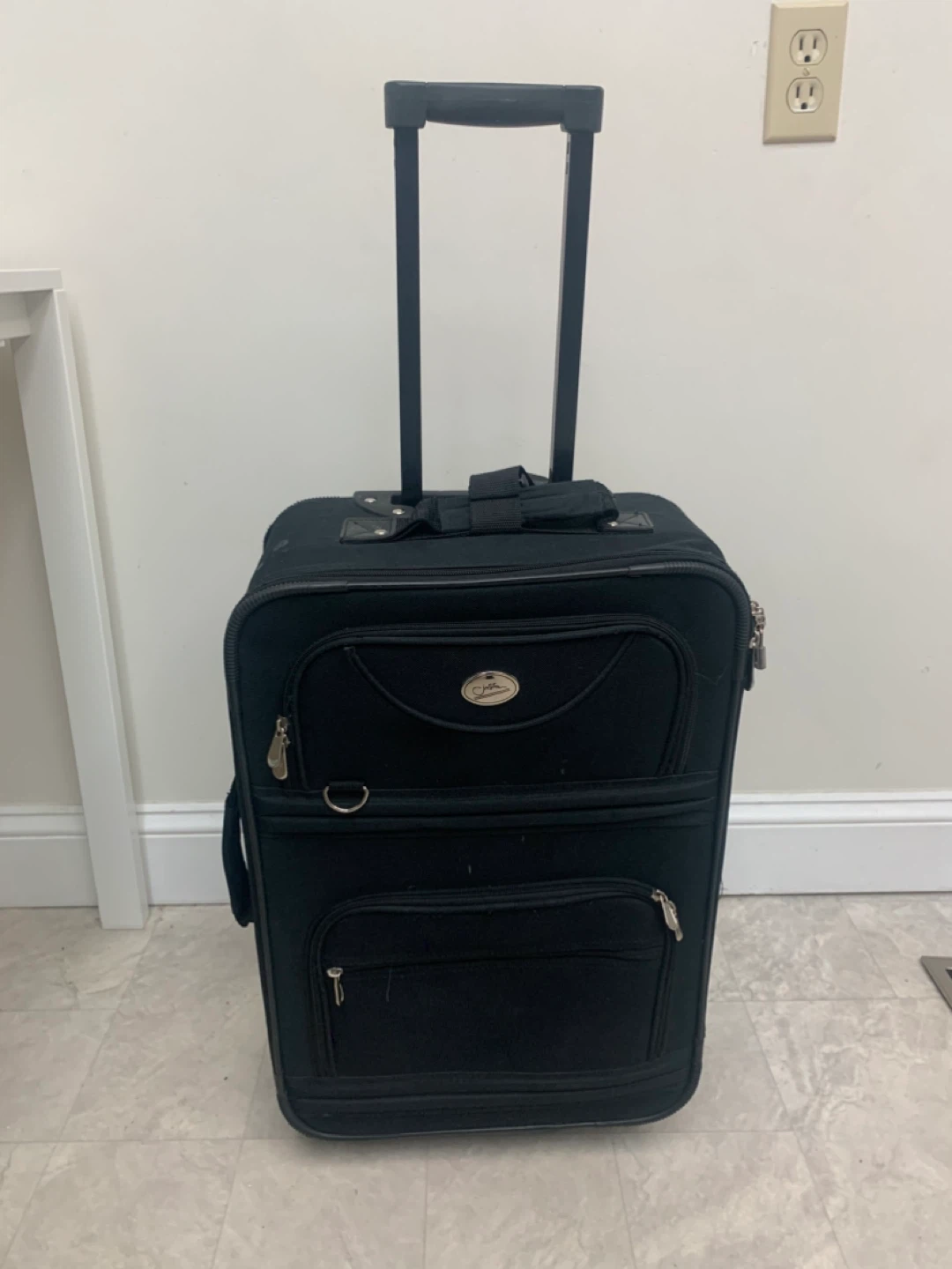 Carry On Luggage / Bag - Black Rolling Carry-On Suitcase - photo 2