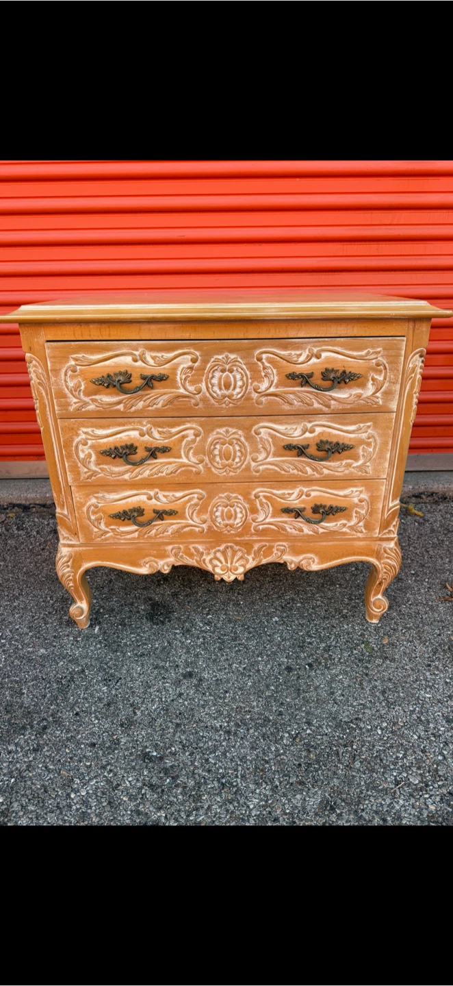 Vintage 3-Drawer Dresser French style design