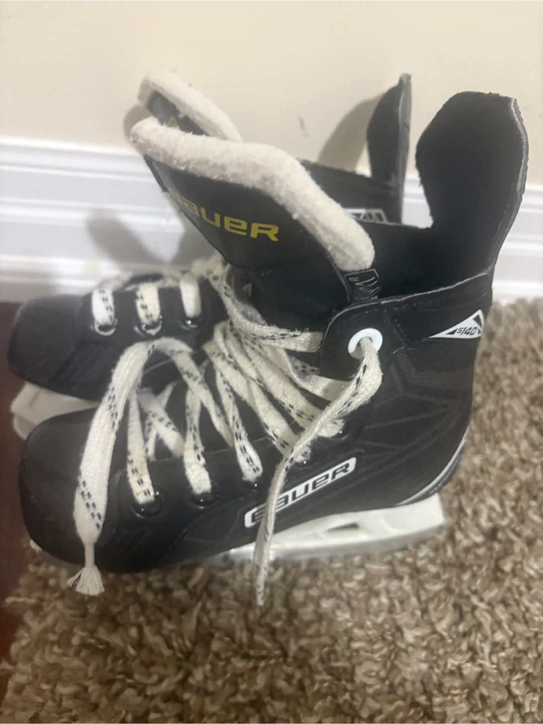 Bauer Hockey Skates, size Y11R ( US Y 12)❤️