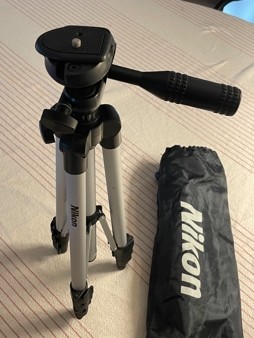 Nikon Tripod with Carrying Case - photo 2