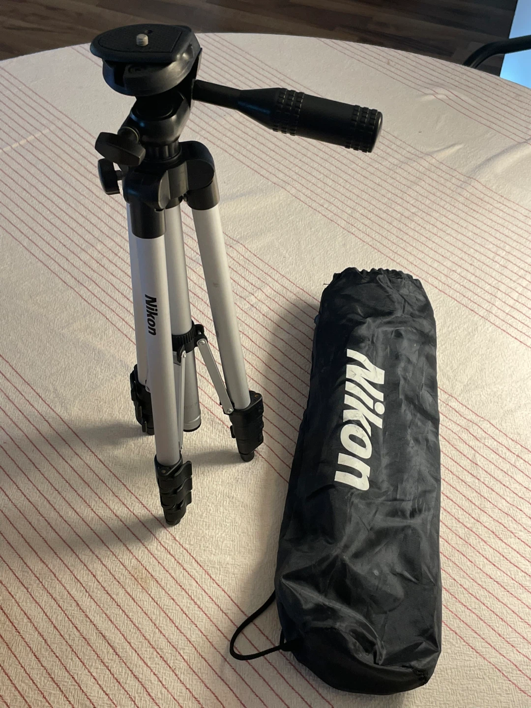 Nikon Tripod with Carrying Case - photo 3