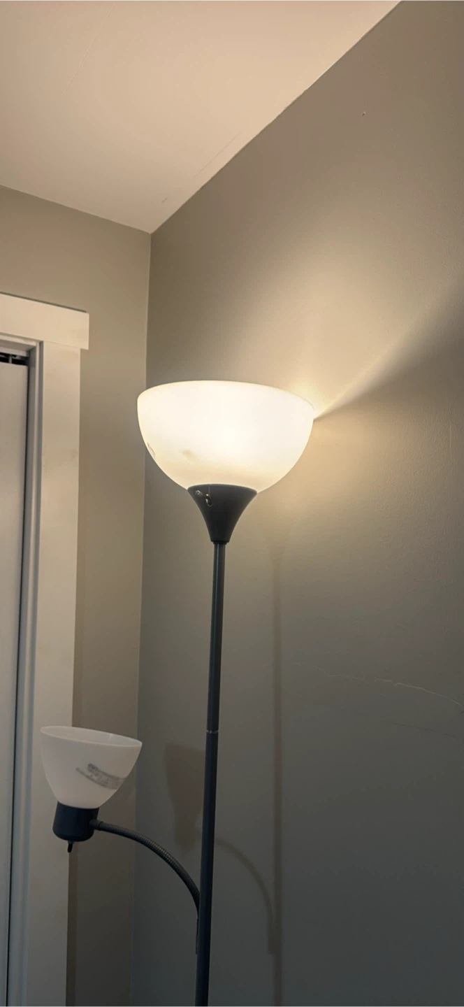 Philips Roku TV - 1080hd 43” w free Floor Lamp - photo 3