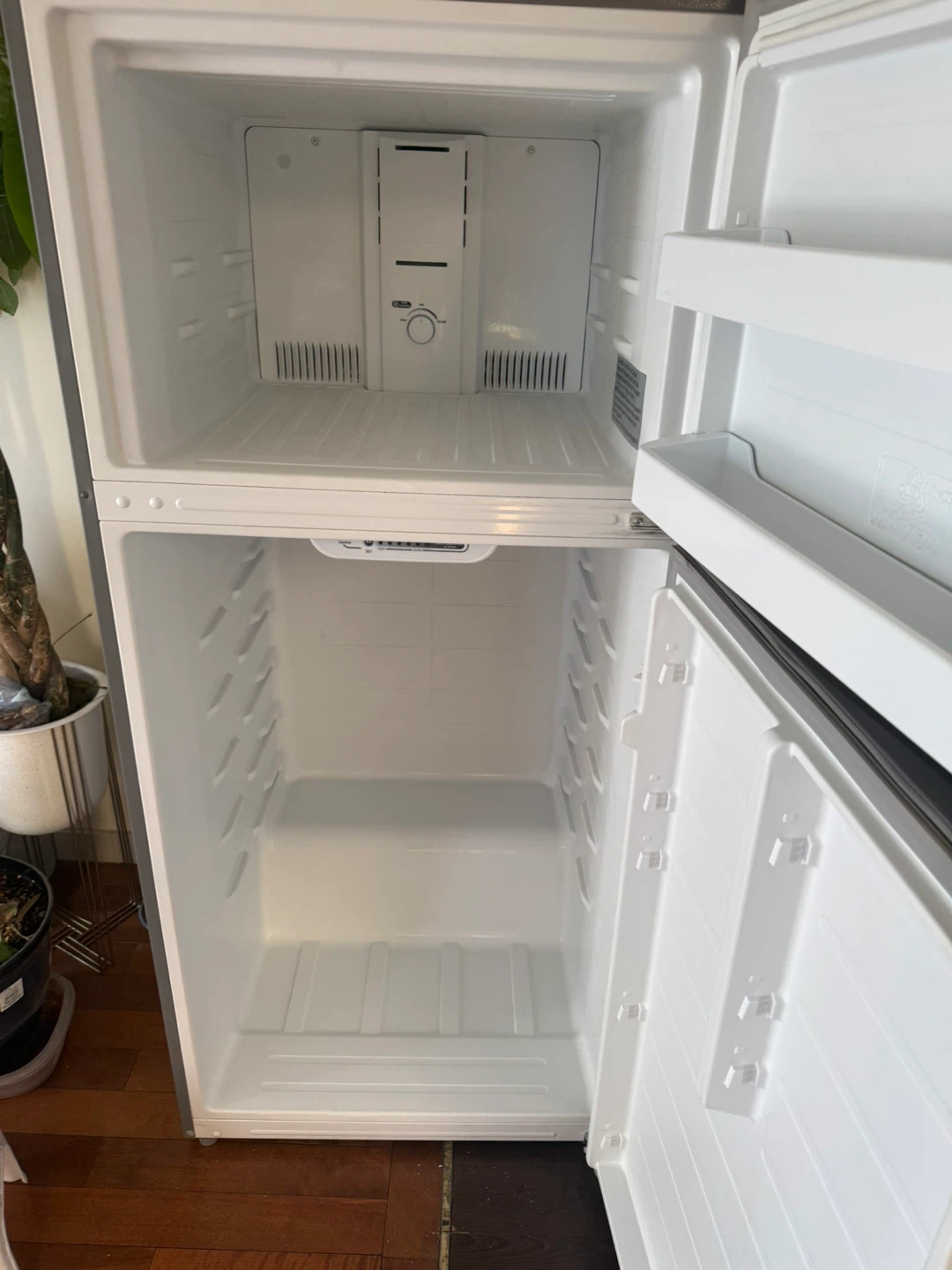 Midea Stainless Steel Top Freezer Refrigerator - photo 4