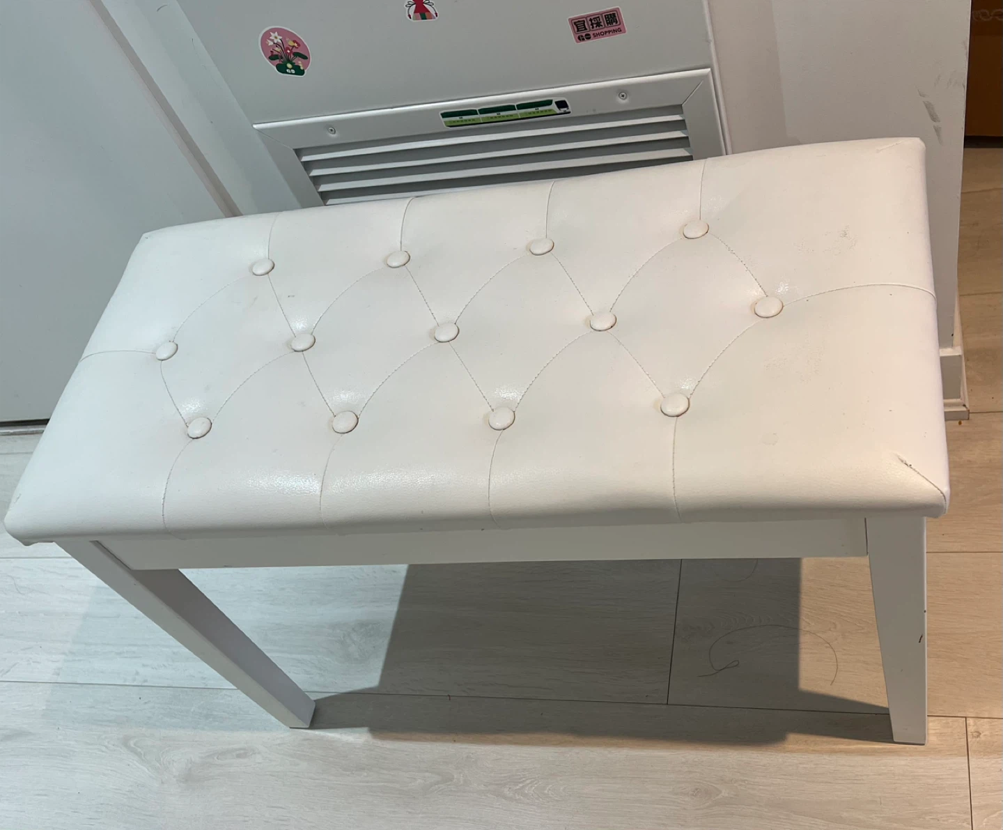White piano Bench