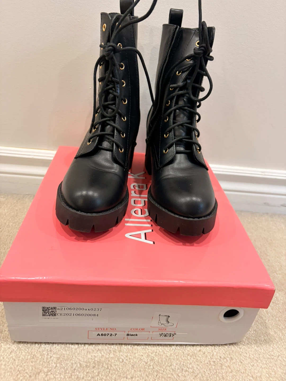 Women’s Chelsea combat boot -size 7