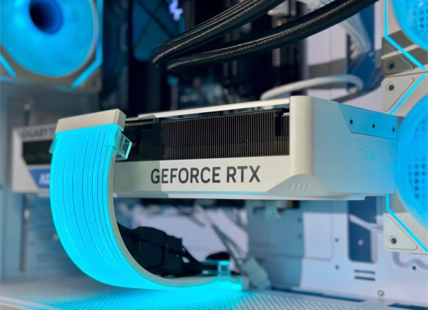 RXT 4070 super Ryzen 5 9600 custom white gaming pc - photo 2