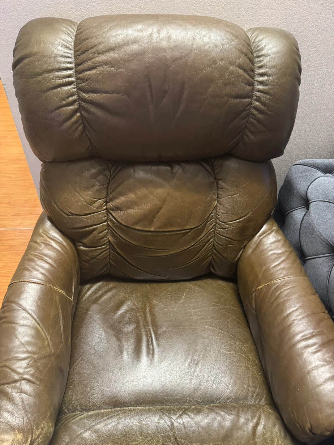 Free recliner chair - photo 2