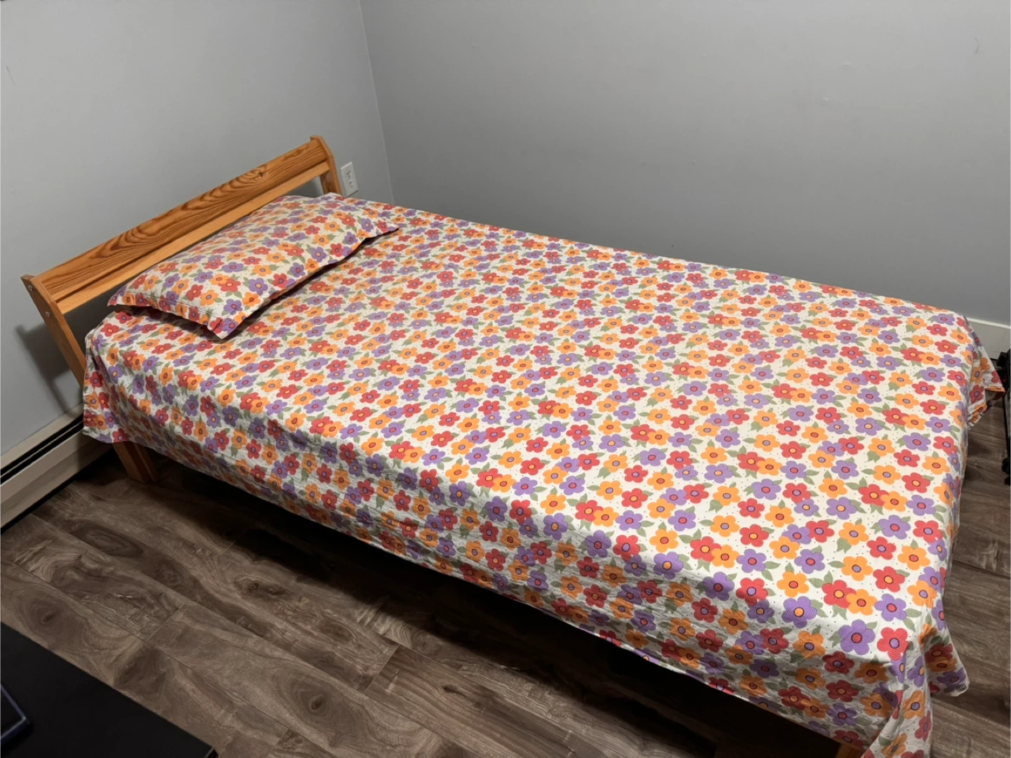 LIKE NEW IKEA Twin Bed Frame+Slats+Mattress - photo 4