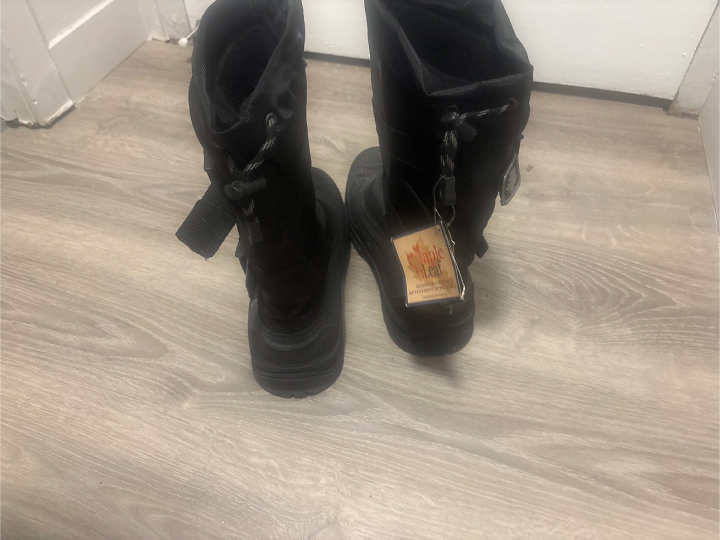 Maple Leaf Winter Boots - Size 8 - photo 3