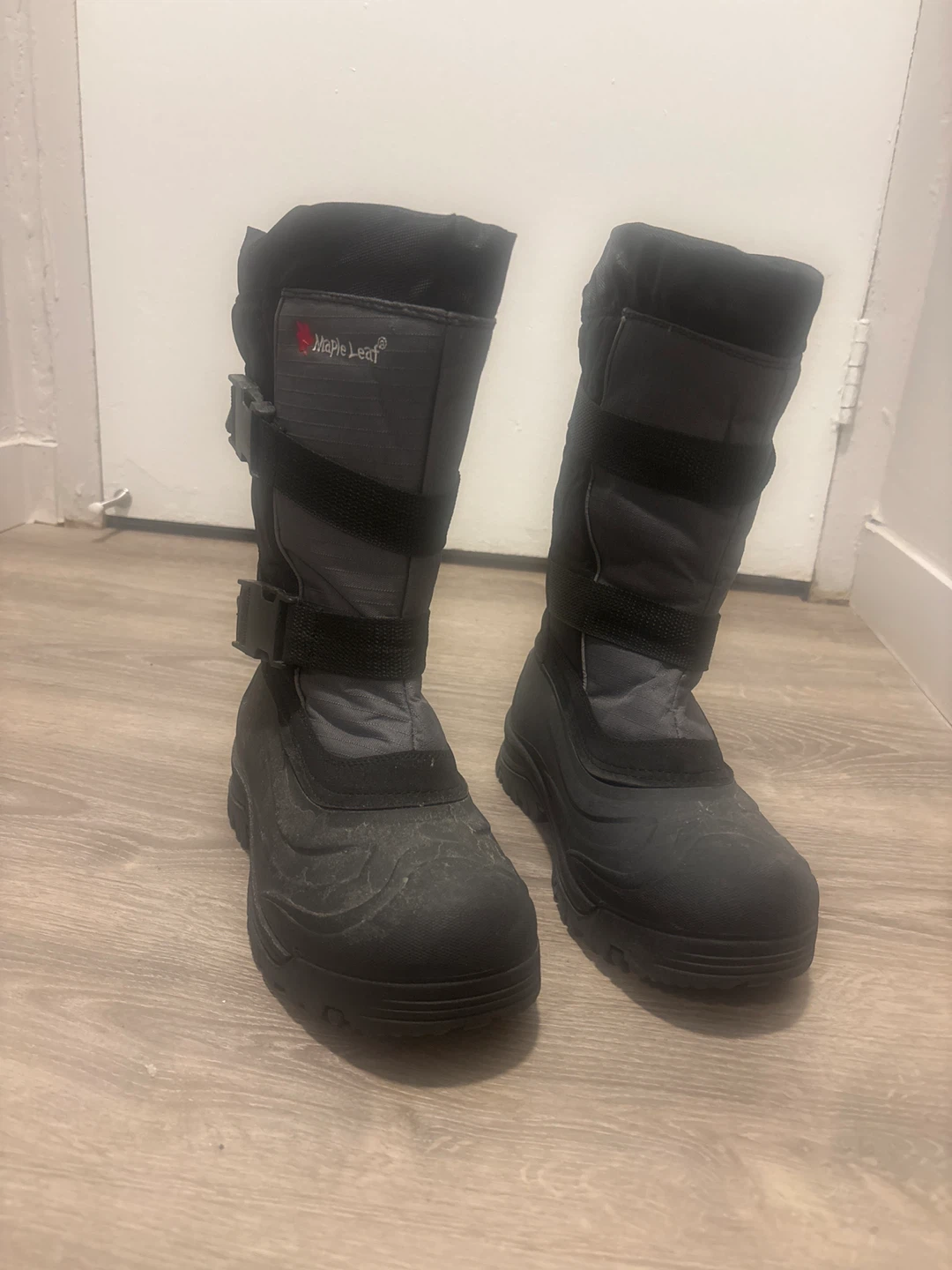 Maple Leaf Winter Boots - Size 8 - photo 5
