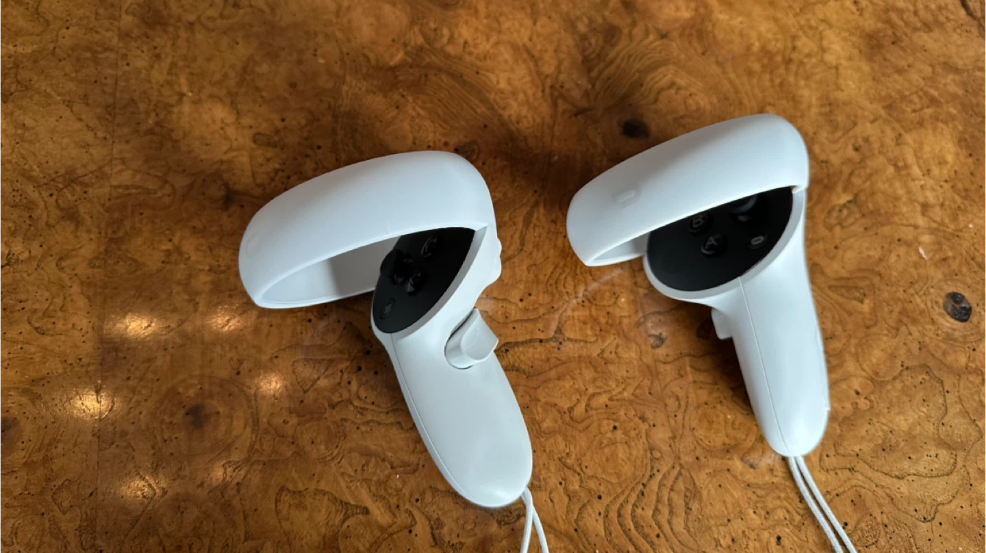 Oculus Meta Quest 2 -128GB Headset & Controllers only - photo 2