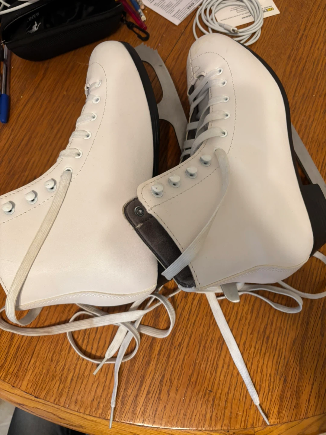 Lady Ice Skates in excellent condition - photo 3