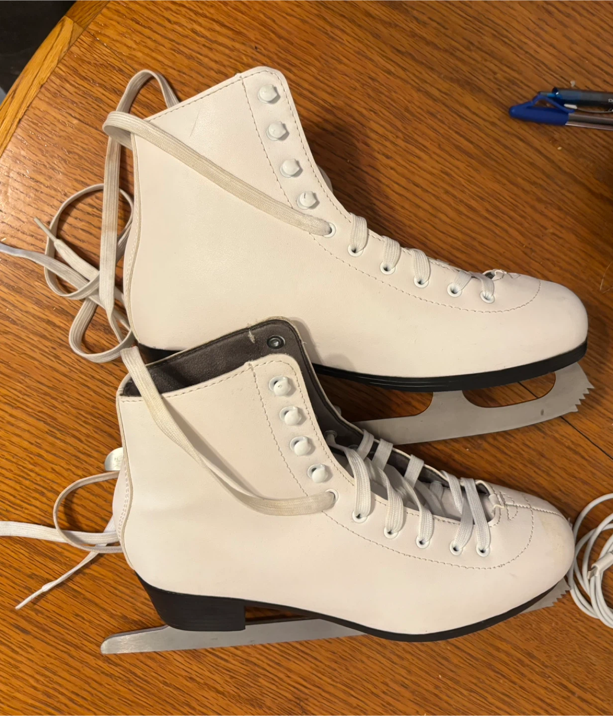 Lady Ice Skates in excellent condition