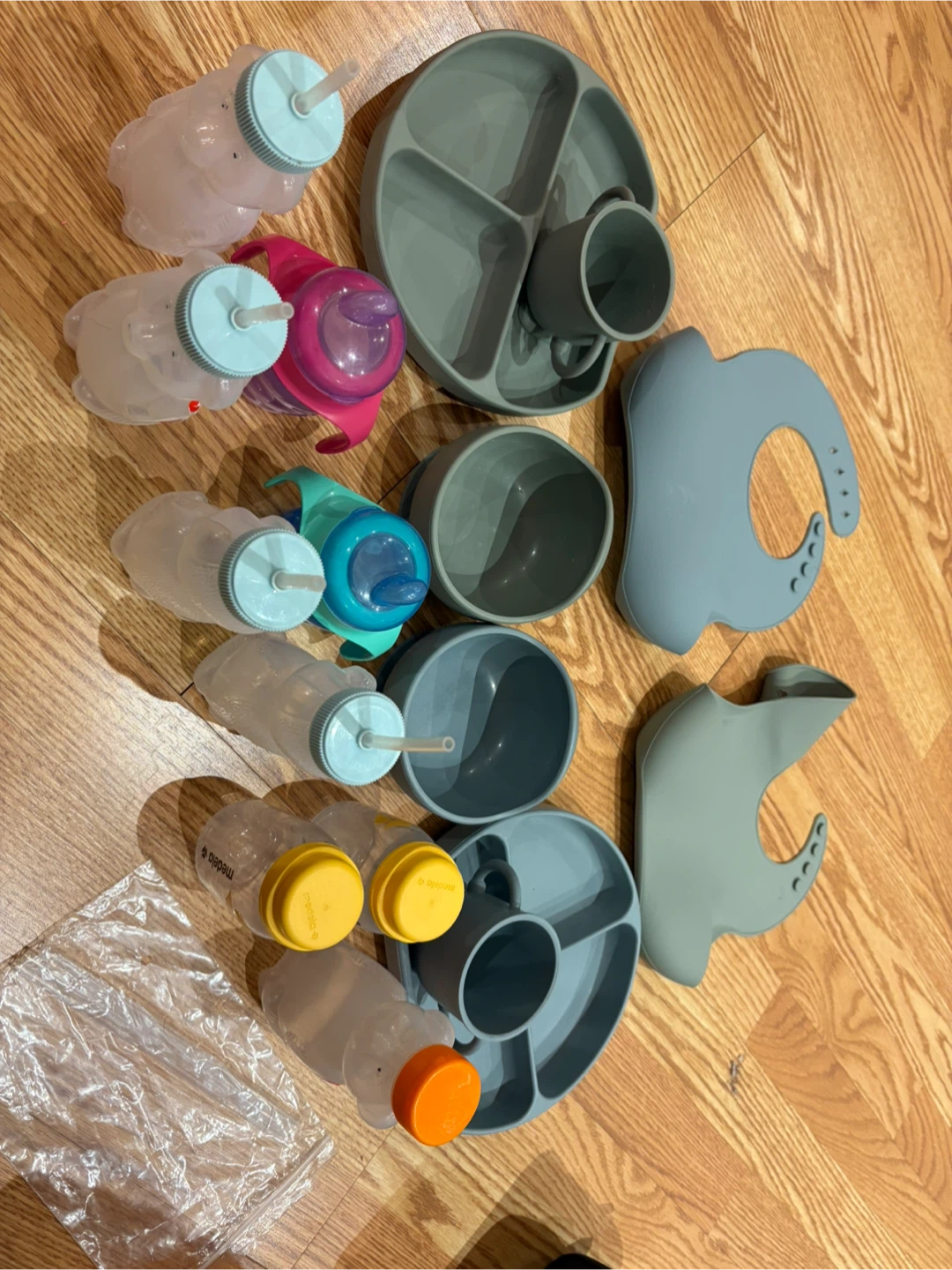 Baby Feeding Set: Bottles, Bowls, Plates, Bibs - photo 2