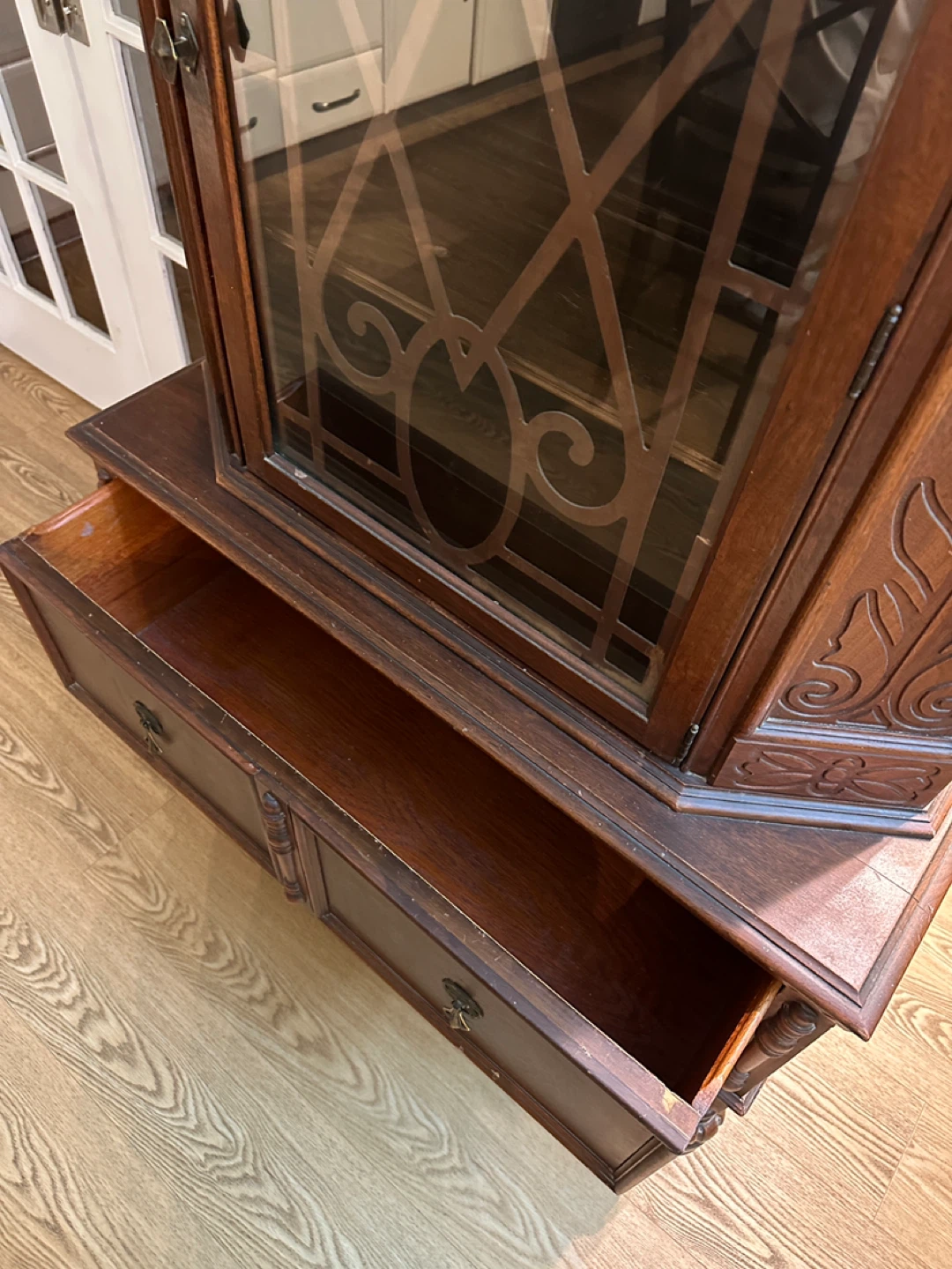 Elegant Solid Wood Antique China Display Cabinet (CAN DELIVER) - photo 4