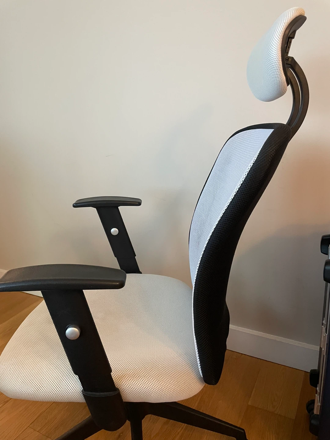 Ergonomic Office Chair - White & Black - photo 2