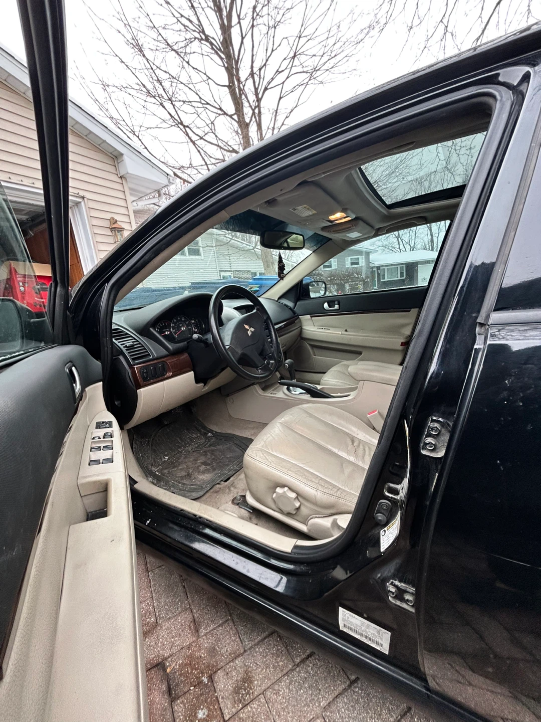 Mitsubishi Galant - Black Sedan - photo 2