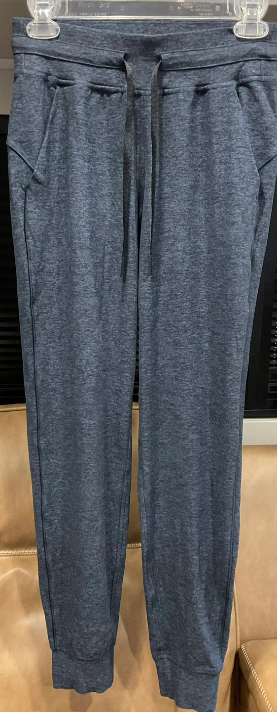 Lululemon “Ready to rulu ” Jogger- Size 4 - photo 2