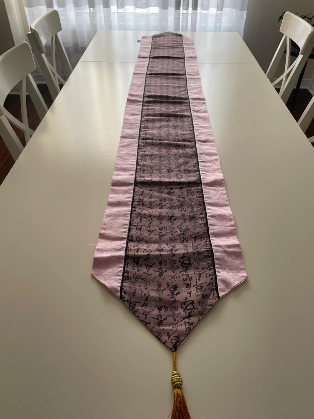 Pink Table Runner like new