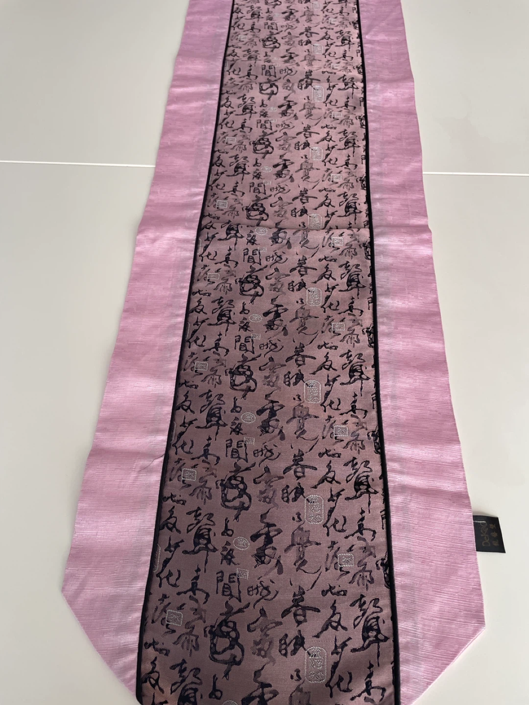 Pink Table Runner like new - photo 3